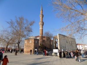 2 Hacı Bayram camii (1427-1428) ve Augustus Mabedi duvarı