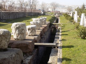 atık su kanalı ve geride imparatorluk bölmesi duvarı DSCN0276